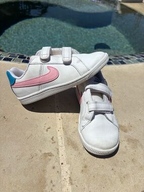 Kids White Nike Sneakers with Pink Swoosh and Blue Heel